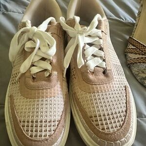 Hardly worn, back tag frayed